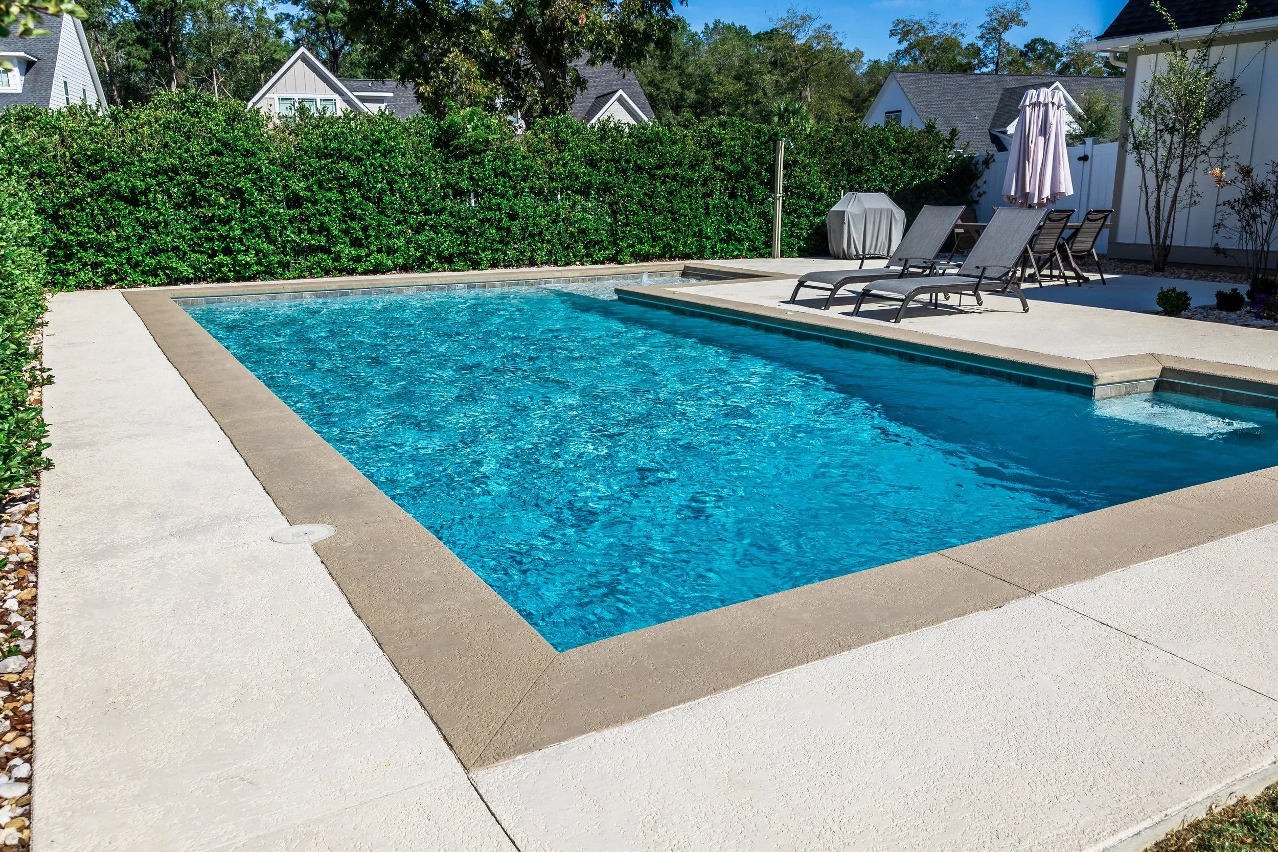 Crystal clear custom swimming pool water in an Arkansas backyard