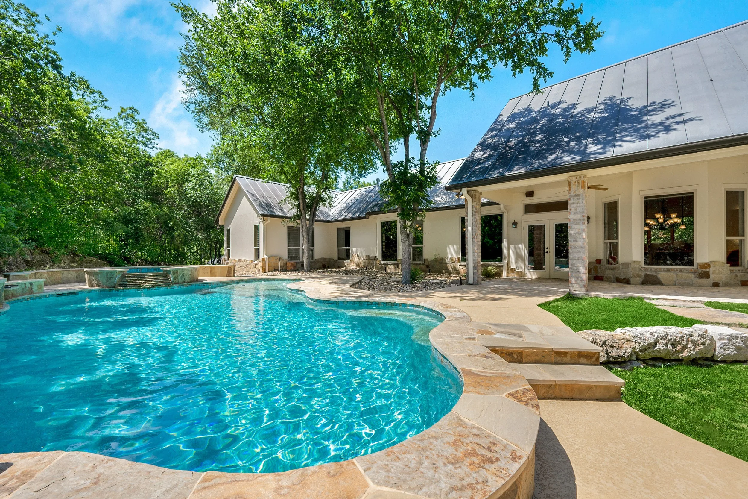 Custom swimming pool build by Sunrise Pools in Little Rock,  AR